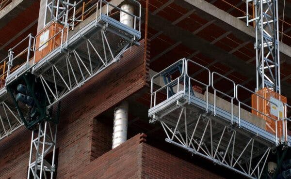HSE safety alert: Mast climbing work platforms (MCWPS): Failure to detect mechanical failure in drive units